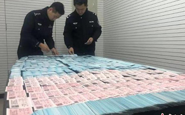 北京铁警捣毁一制假窝点查获假火车票2600余张(转自中国新闻网) 北京铁路警方8日通报称,一个隐藏在出租房内制作假火车票的窝点日前被警方端掉,当场缴获假火车票2600余张。 中新网北京12月8日电 (王海蛟)北京铁路警方8日通报称,一个隐藏在出租房内制作假火车票的窝点日前被警方端掉,当场缴获假火车票2600余张。犯罪嫌疑人唐某已被北京铁路警方刑事拘留。 据了解,为切实维护广大旅客合法权益,严厉打击涉票违法犯罪活动,确保2020年春运铁路治安秩序良好,公安部铁路公安局从2019年12月1日起,在全国铁路公安机关启动为期80天的打击倒票“猎鹰-2020”战役。 据北京铁路公安处治安支队相关负责人介绍,通过近一周的摸排调查工作,12月5日18时许,治安支队在北京市丰台区一平房内查获一处制作假火车票窝点,当场抓获嫌疑人唐某。据唐某交代,他是通过在互联网某网站发布消息进行招揽,然后再根据客户要求制作贩卖用于报销的假火车票,每张收费25元至35元不等。随后,民警又在出租房内查获制假工具,以及制作的半成品假火车票2500余张、已经制作完成的假火车票130张。目前,该嫌疑人因涉嫌伪造有价票证罪,已被北京铁路警方刑事拘留。 据悉,在“猎鹰-2020”战役中,北京铁路警方抽调专门警力组建“猎鹰小分队”,部署警力加大利用互联网进行倒卖火车票、以及利用他人身份信息囤积车票等不法行为,全方位挤压涉票违法犯罪活动空间。(完)